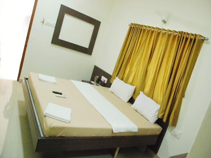 Hotel Pon Amutha Karur  Bagian luar foto
